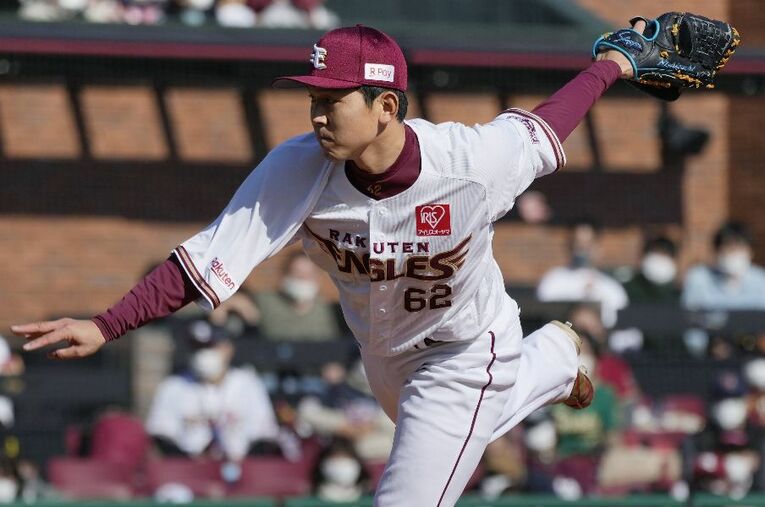 4月10日のソフトバンク戦で4回から2番手で登板した楽天・西口直人。3回を無失点に抑えた ／ photograph by KYODO