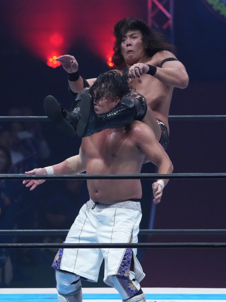 後藤洋央紀に絡みつく竹下幸之助　©Essei Hara