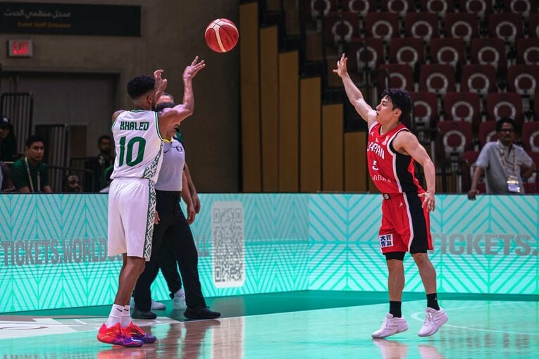 河村のディフェンス　©FIBA