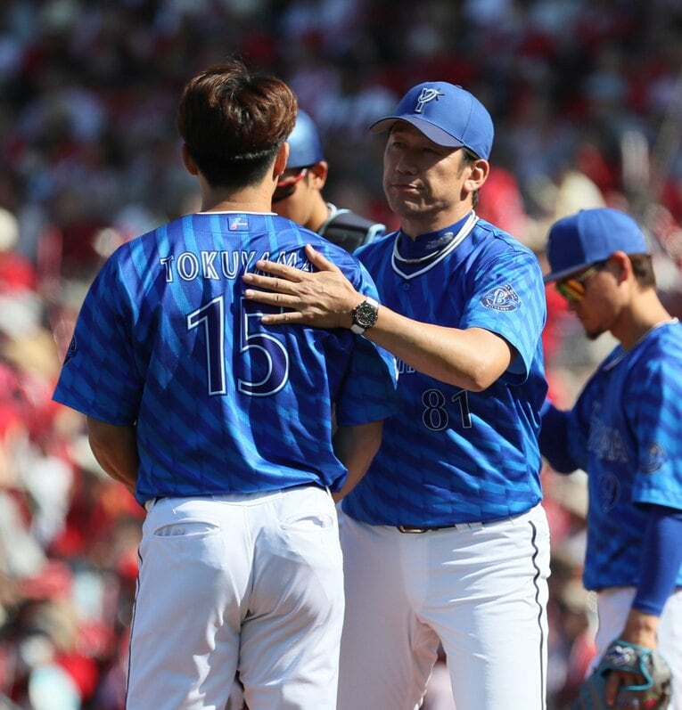 三浦監督からマウンドを託される徳山　©Sankei Shimbun