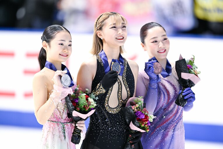 全日本選手権表彰式の坂本花織　©︎Asami Enomoto