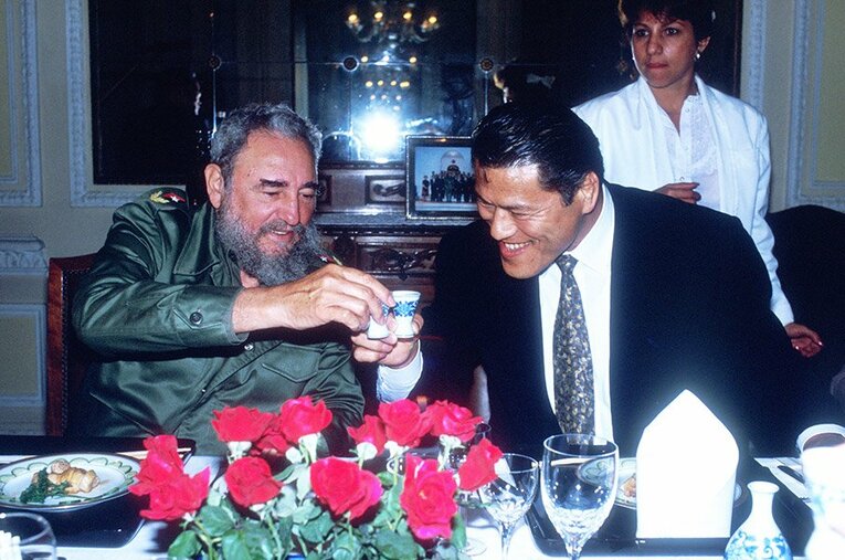 フィデル・カストロとの初めての出会い時には、カストロも愛飲したという日本酒で乾杯。2人とも心ゆくまで酔った。 ／ photograph by Essei Hara