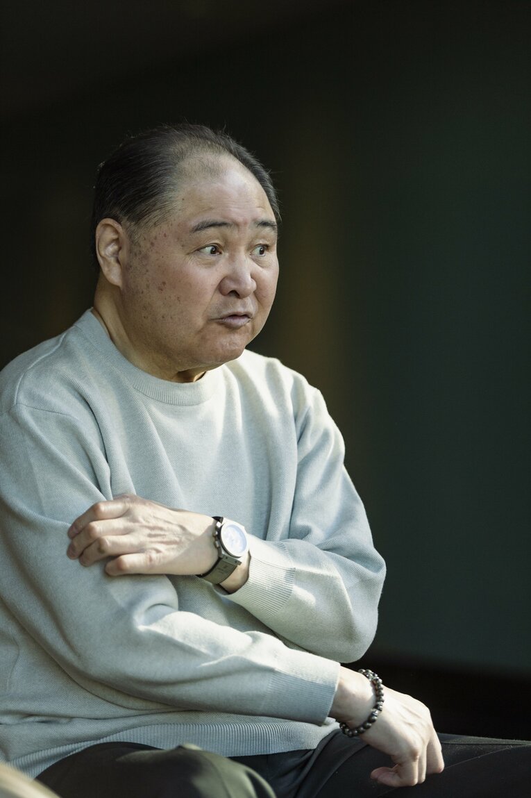 尾車親方は右手の傷跡を静かに見つめていた　©Wataru Sato