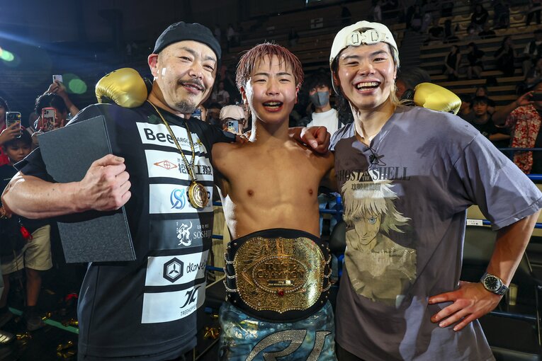 父の那須川弘幸会長（TEPPEN GYM）、弟の那須川龍心と　©Susumu Nagao