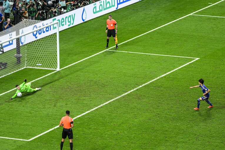 三笘薫のPK（6枚目／全7枚）©Takuya Sugiyama/JMPA