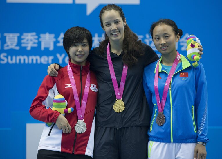 2014年のユース五輪では個人で銀メダルを獲得した宮脇花綸（左） ©︎EPA=JIJI PRESS