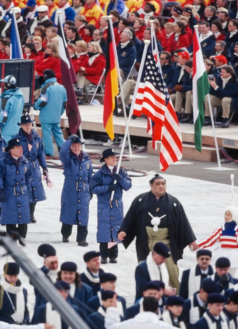 長野五輪開会式、各国選手団を大相撲の力士たちが先導した　©Getty Images
