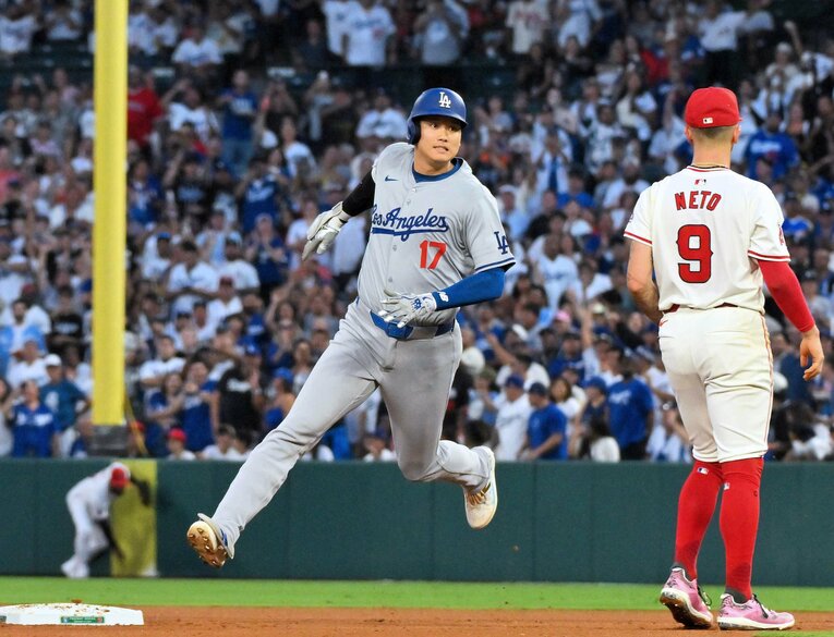 タイムリー三塁打を放つ大谷　©JIJI PRESS