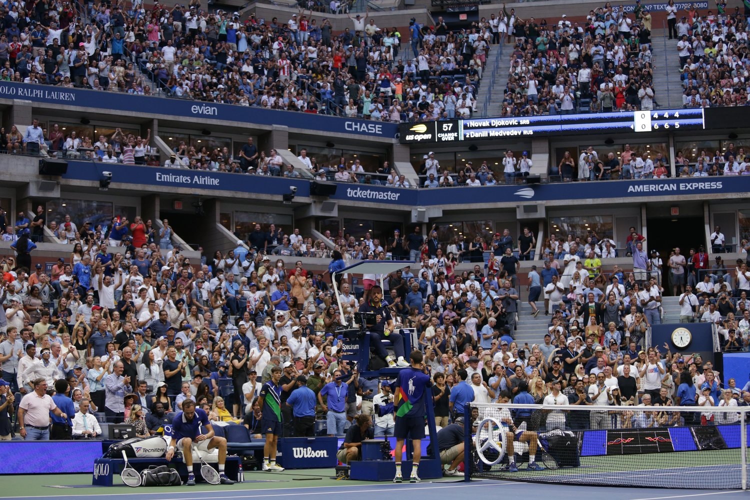 劣勢のジョコビッチにスタンディングで声援を送る観客たち　©Mano Hiromasa