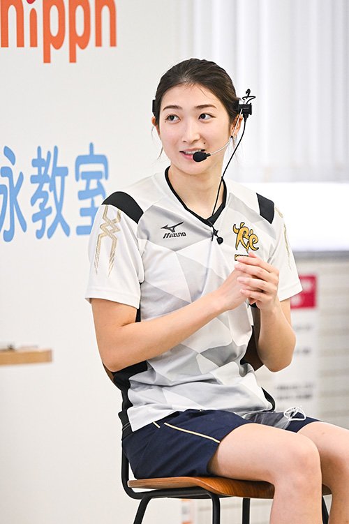 自身が小学生だった時の話や食事の大切さをトークショーで伝える池江