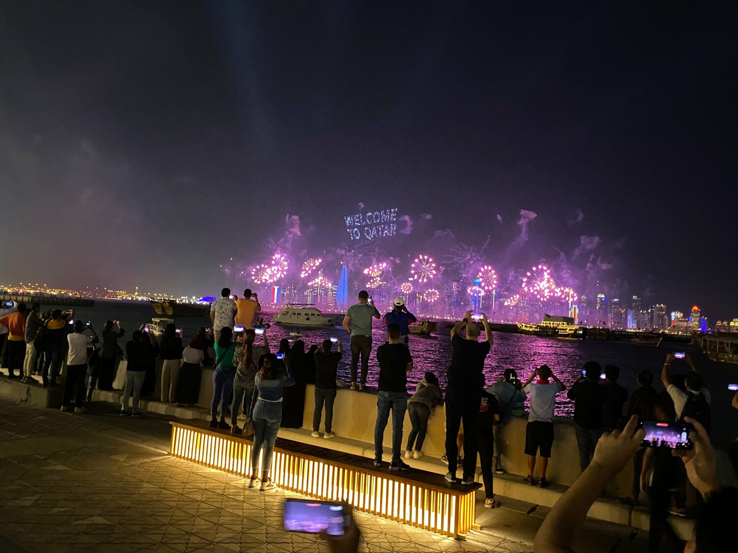 夜空を彩る花火と「WELCOME TO QATAR」の文字　©Kei Totsuka