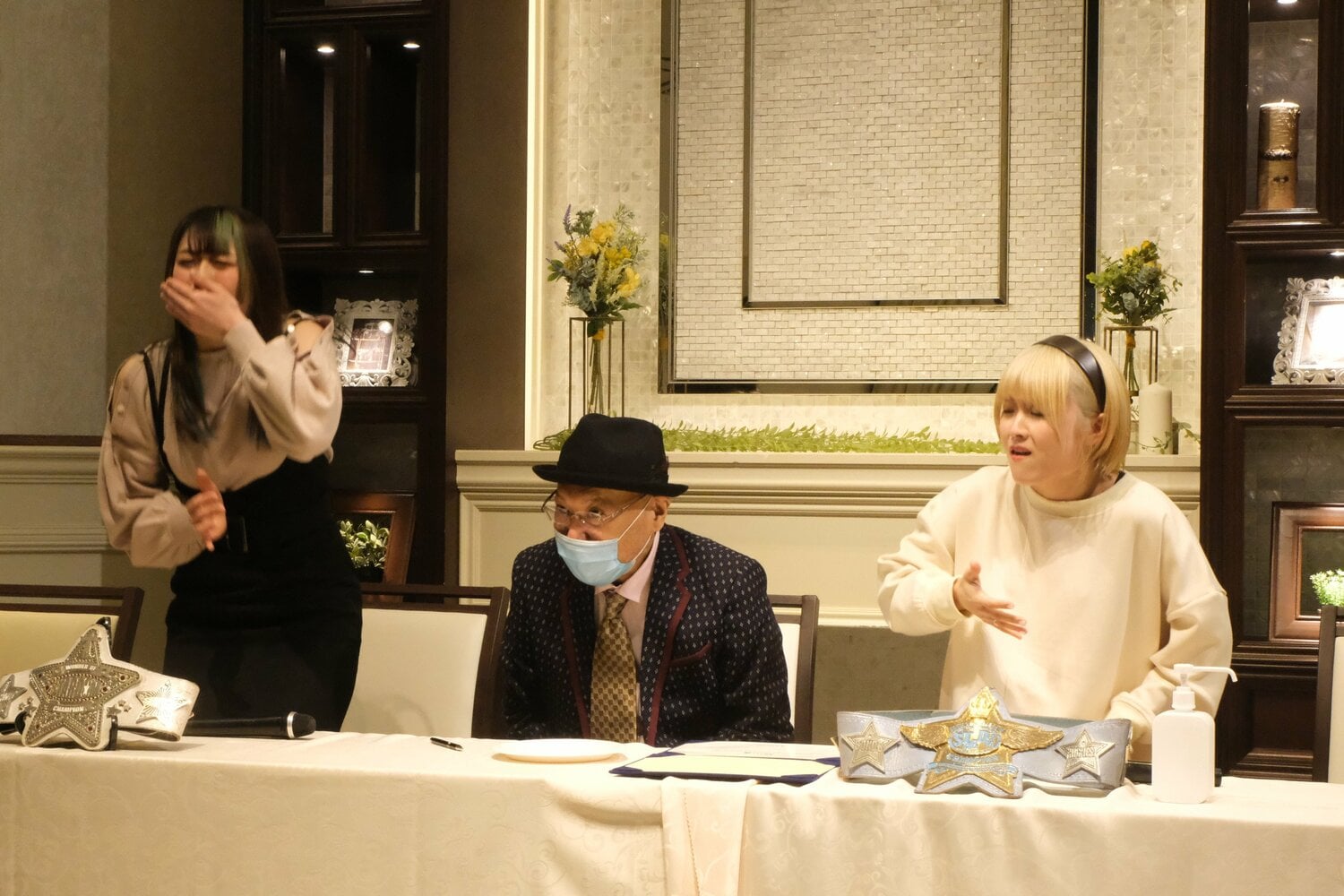 調印式での「ロシアンわさびシュークリーム対決」で悶絶する2人