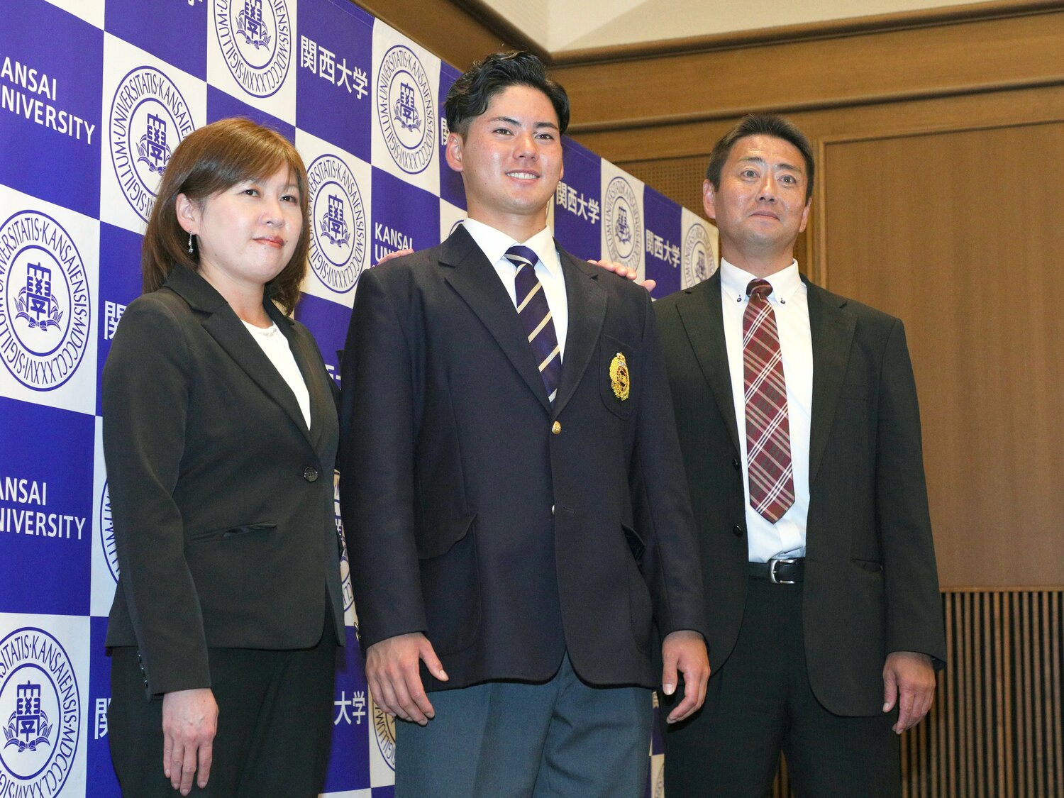 ドラフト1位指名を受けた金丸は家族と共に記念撮影。右が父・雄一さん　©︎JIJI PRESS