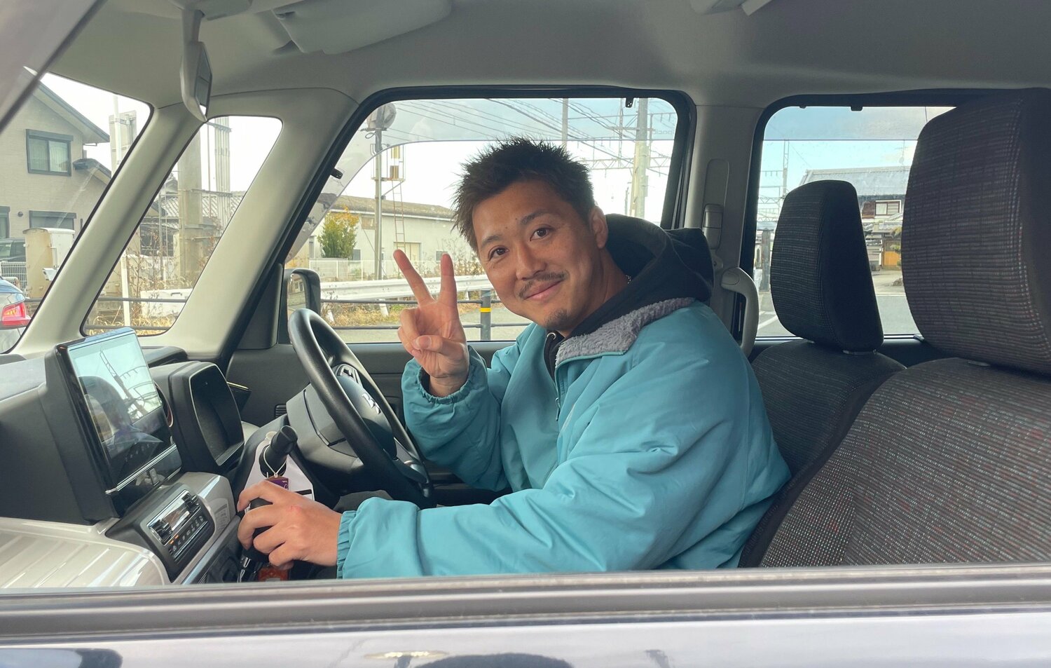 ピースサインで取材陣を見送ってくれた