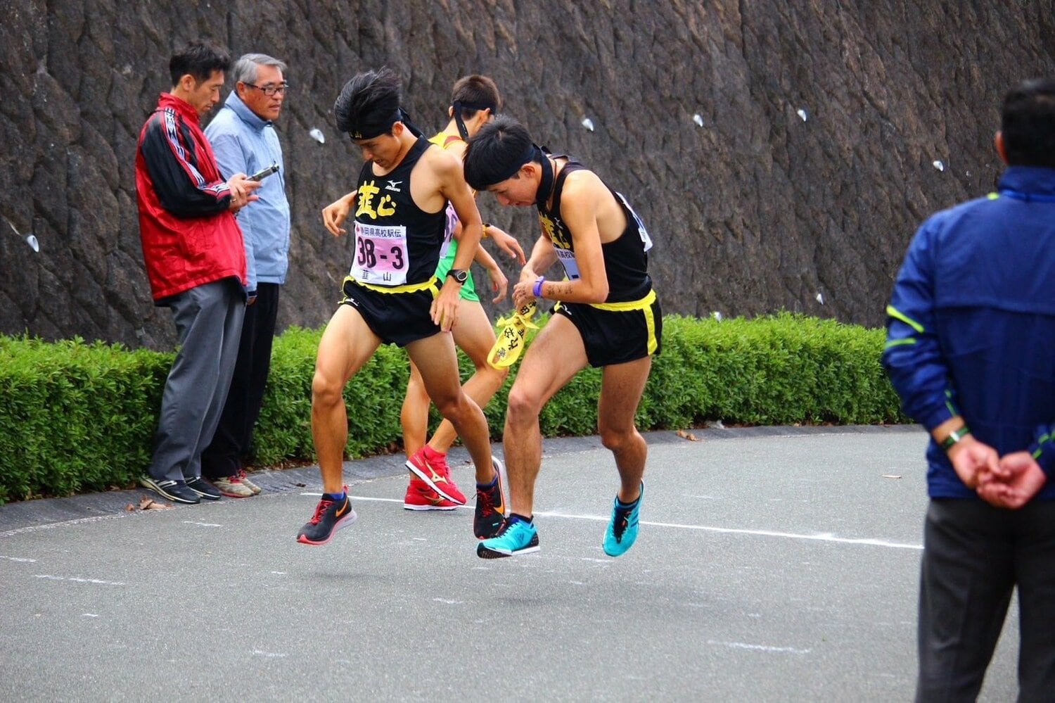 3区の河田太一平から4区のエース・小澤大輝へ襷をつなぐ。この時点で先頭の浜松日体高とは48秒の差を広げられていた
