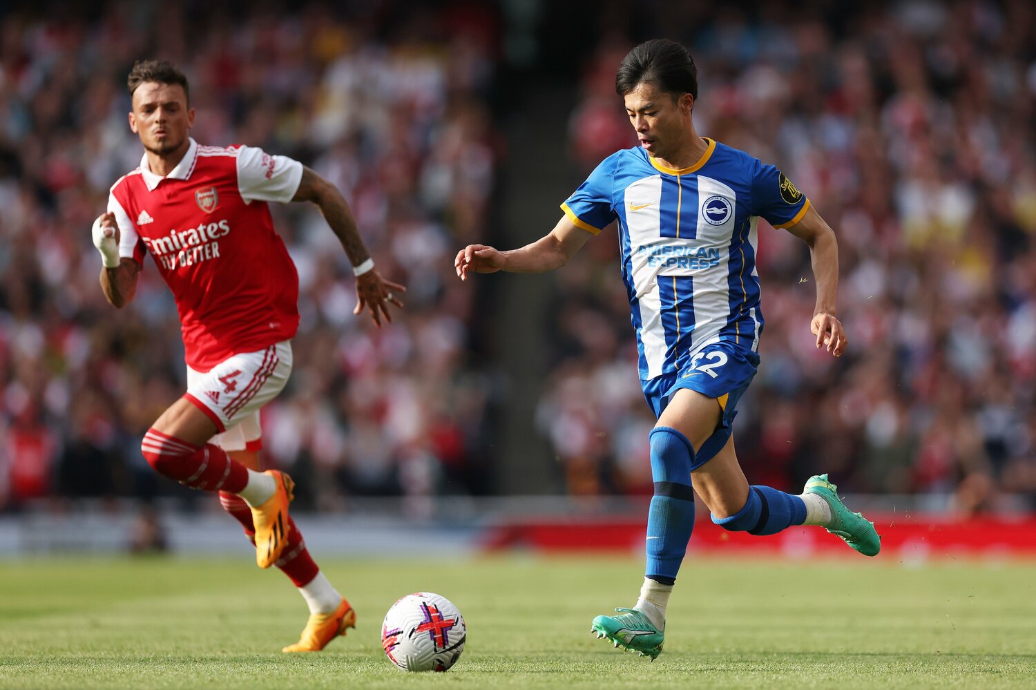 前半35分頃からいつもの左サイドに移った三笘。相手右SBホワイトを翻弄し続けた　©Getty Images