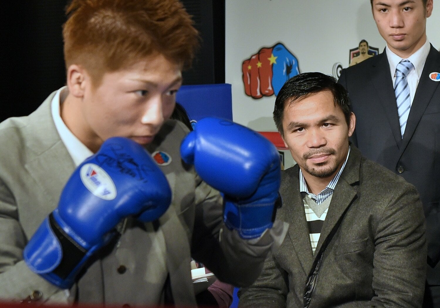2016年11月、井上尚弥のミット打ちを見つめるマニー・パッキャオ