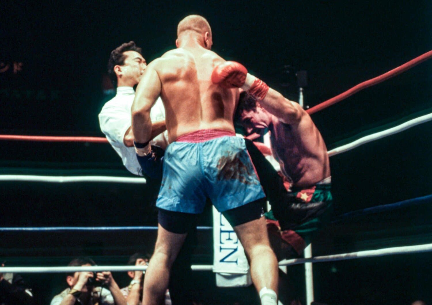 マイク・ベルナルドの猛攻にレフェリーが割って入った瞬間 ©Susumu Nagao