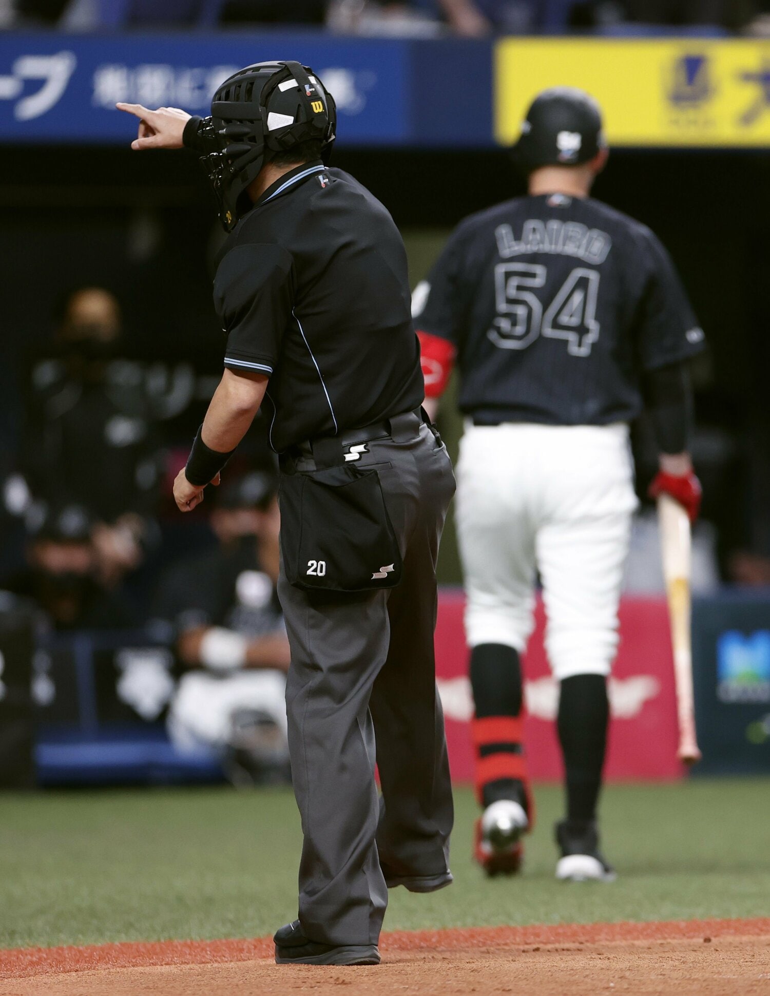 レアードに退場宣告する白井球審　©Kyodo News