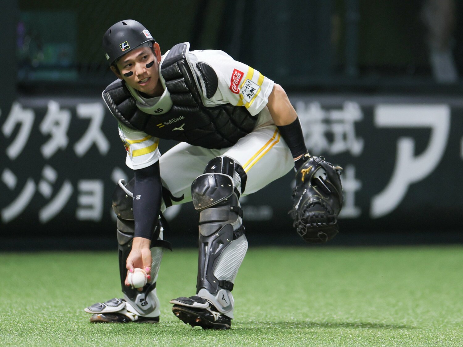 捕手への再転向プランもあった今季。写真はオープン戦で実際にマスクを被った試合 ©JIJI PRESS