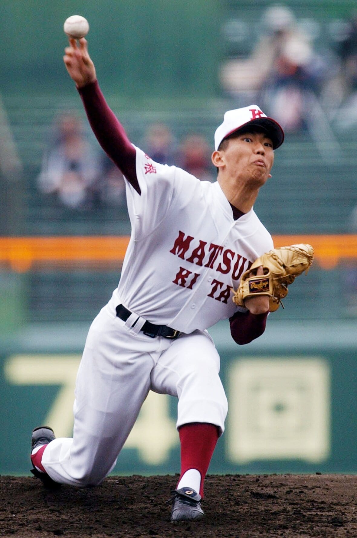 2002年のセンバツ甲子園で登板する松江北高の楠井一騰。1浪の末に東大合格を果たし、東大野球部に入部した　©JIJI PRESS