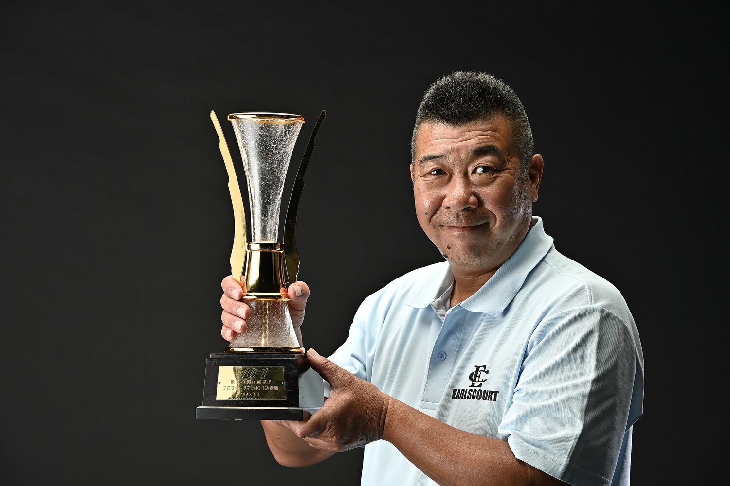 優勝トロフィーと。飯田はある場所にトロフィーを保管しているという。その場所とは…？（記事の続編をお読みください）　©Takashi Shimizu