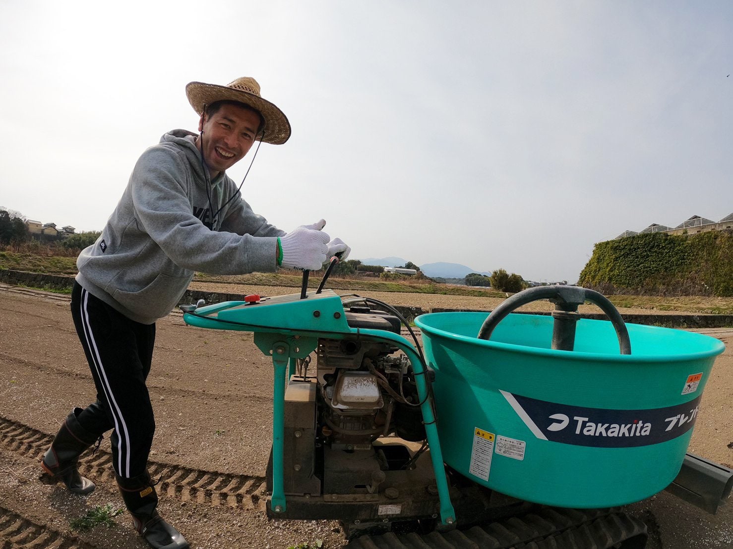 スイートコーンの収穫が今から楽しみと笑顔で語った徳永。地元で充実の時間を過ごしていた