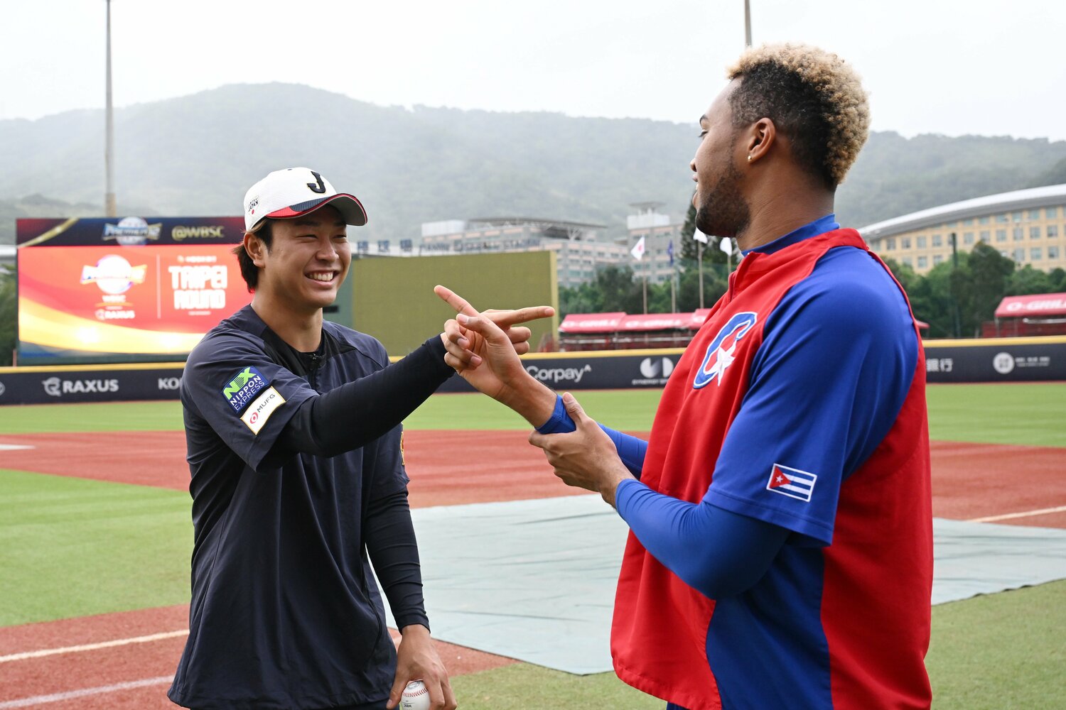 プレミア12で再開した高橋宏斗とじゃれ合うライデル・マルティネス　©︎Getty Images