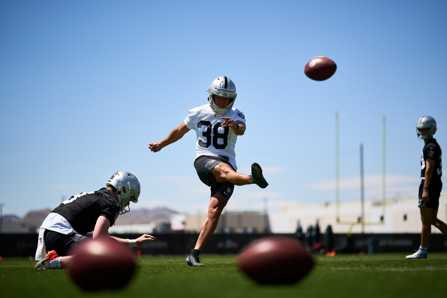 レイダースのオフシーズン・トレーニングに参加している松澤　©Matt Aguirre/Las Vegas Raiders