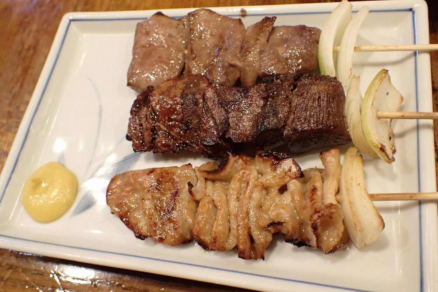手前からベンテン、オクタン、牛タン。からしが添えられる　©Essei Hara