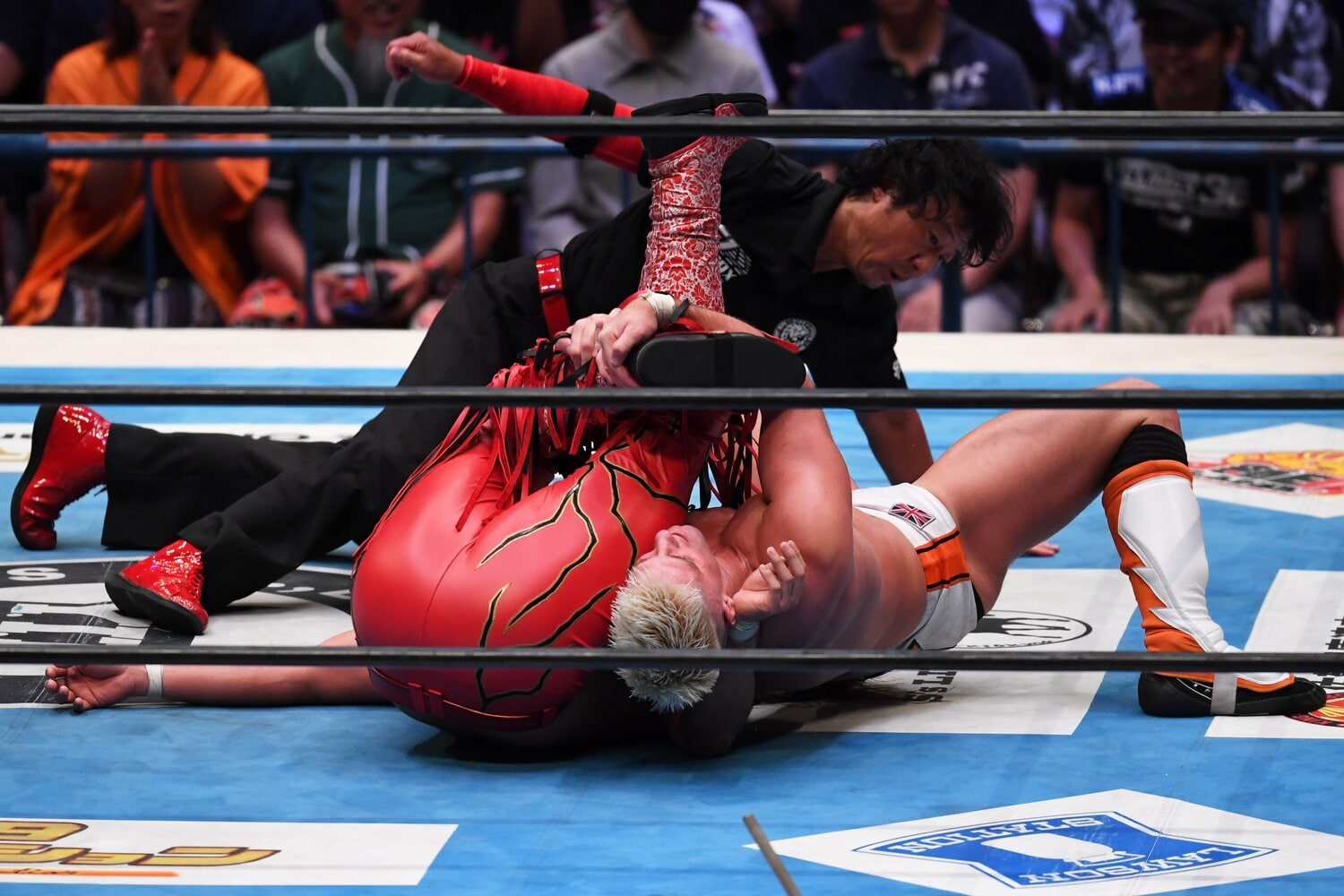 優勝戦で小川良成の4の字式エビ固めを使うザック ©Masashi Hara