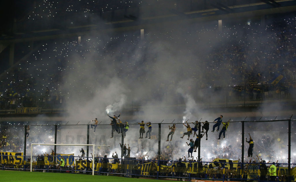 2018年のボンボネーラ。ゴール裏の金網によじ登るサポーターたち　©Getty Images