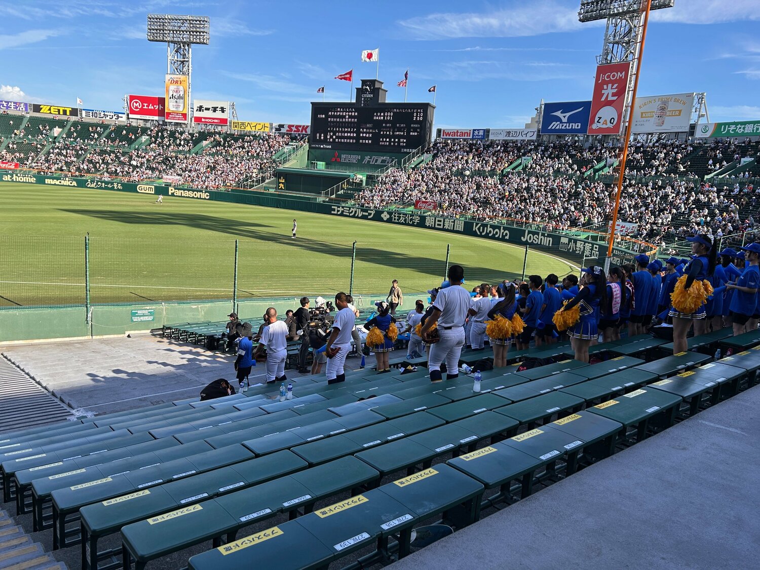 吹奏楽部が座る「ブラスバンド席」。「一緒に応援している気持ち」で、あえて空けた・太鼓と声で応援するアルプススタンド ©Yukiko umetsu