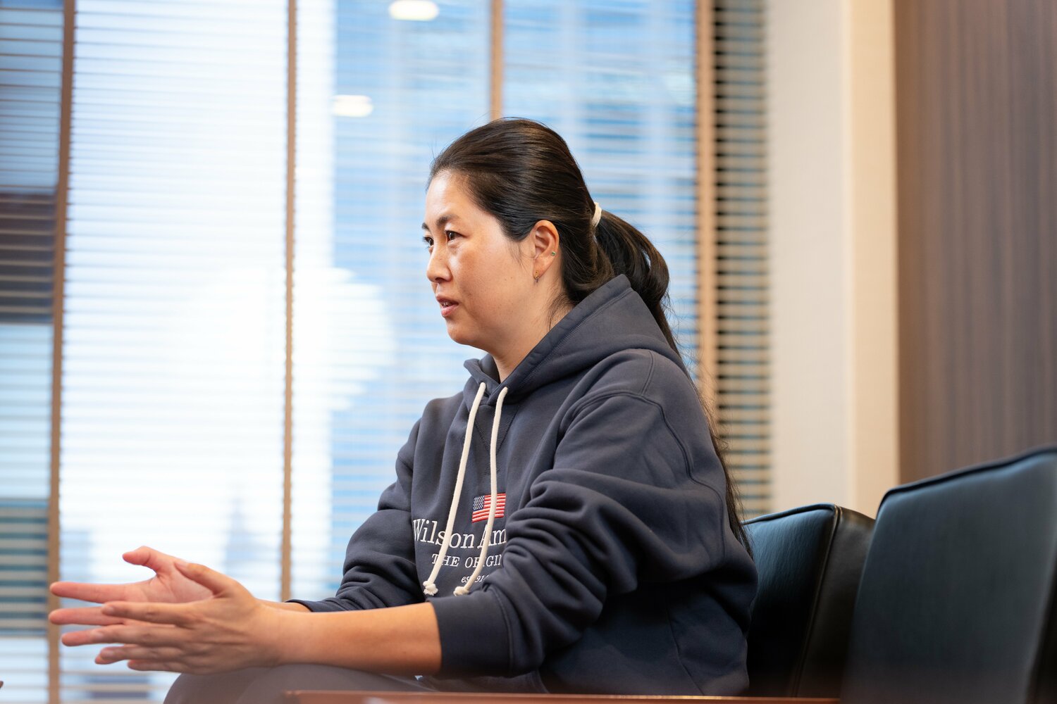 インタビューに答える西堀健実　©Shiro Miyake