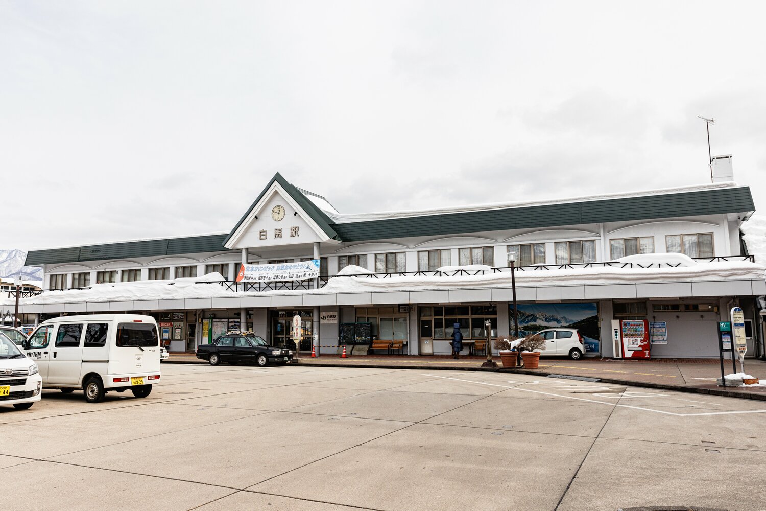 JR白馬駅。駅前のタクシーをよく見ると、屋根にスキーやスノボを載せられるようになっている