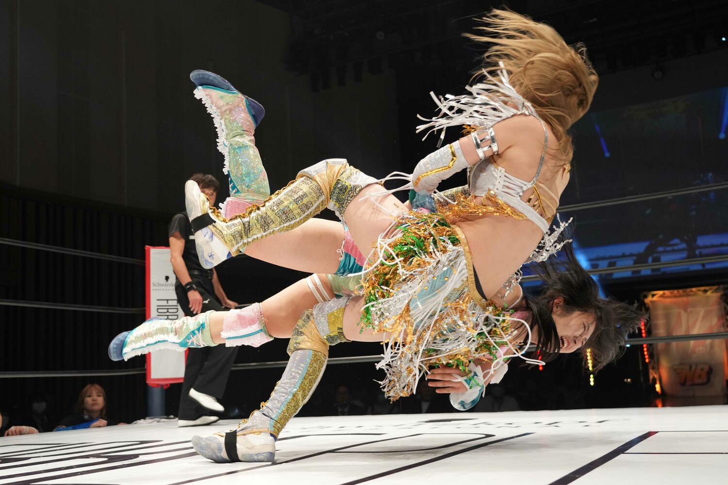 スピアー・タックルで上谷沙弥を吹っ飛ばす玖麗さやか。2023年12月25日、品川インターシティホール　©Essei Hara