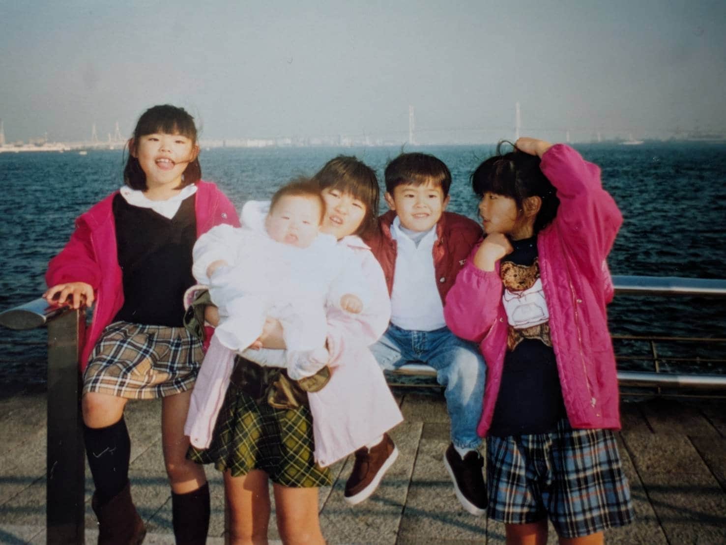 5人きょうだいのちょうど真ん中にあたる三女として育った島村春世(一番左、写真=母・伊緒里さん提供)