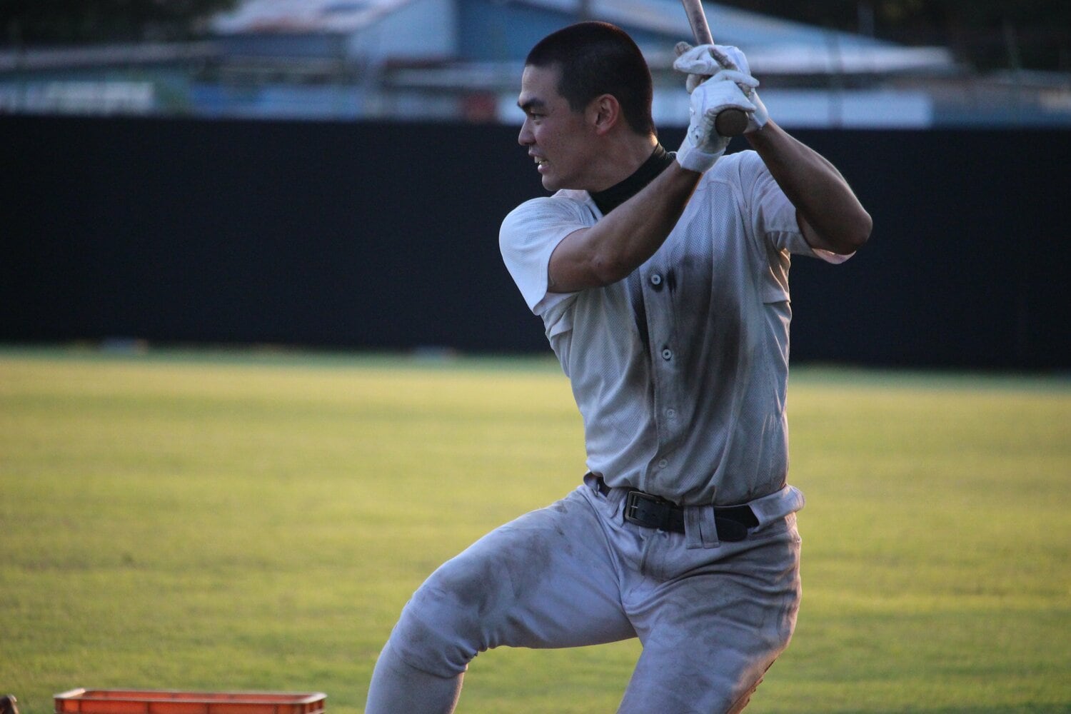 ユニフォームを汚しながら、ロングティーを行う吉岡道泰　©︎Yu Takagi