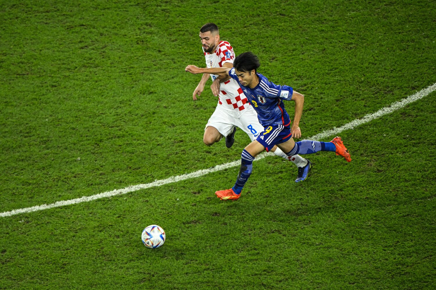 相手を剥がせる個の能力も目立った三笘 ©Takuya Sugiyama