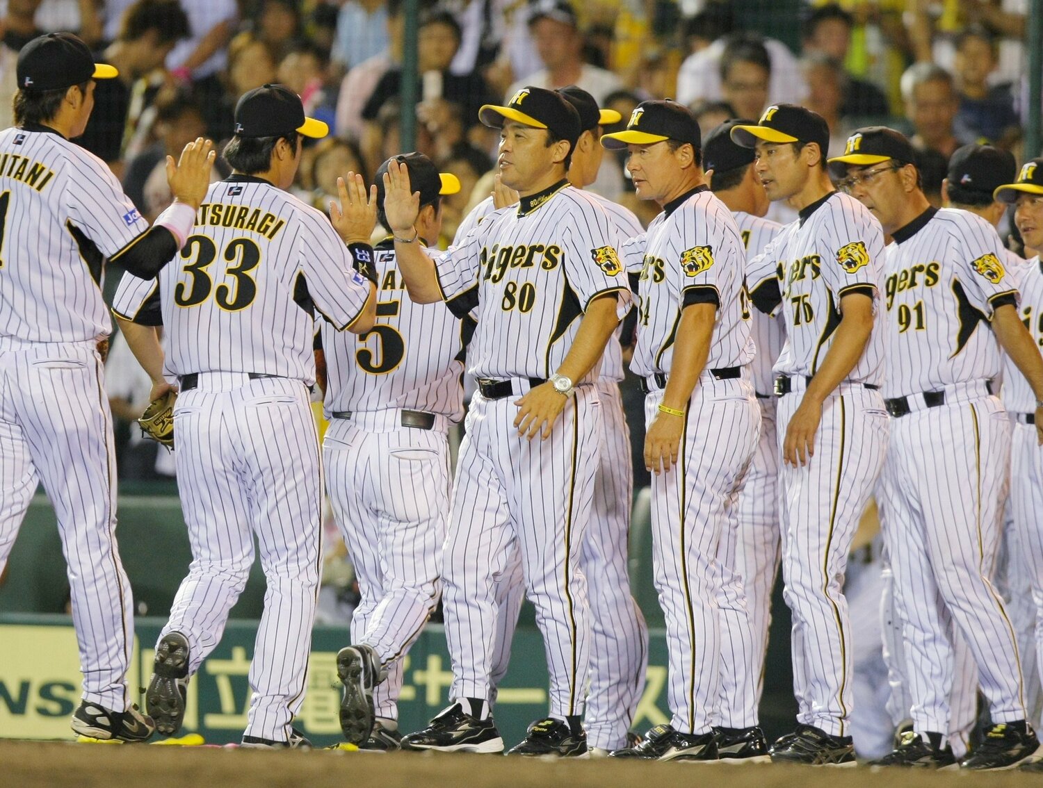 7月22日にマジック46が点灯し、上機嫌でナインを迎える岡田彰布監督　©JIJI PRESS