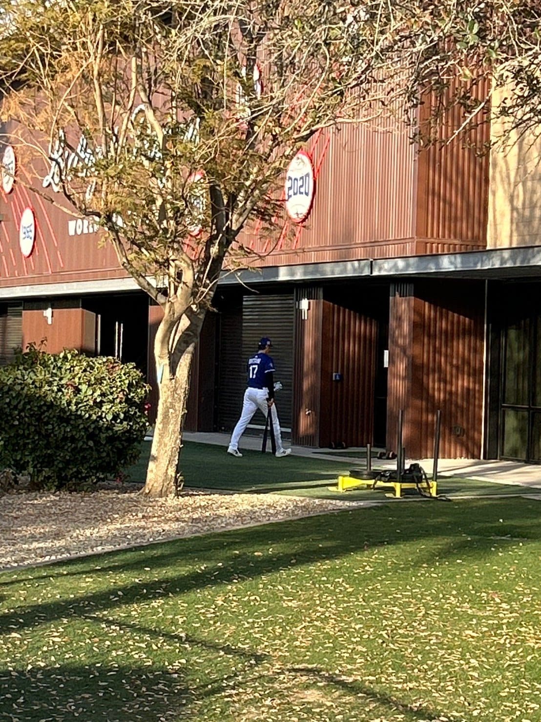 室内練習場へと入る大谷　©Naoyuki Yanagihara