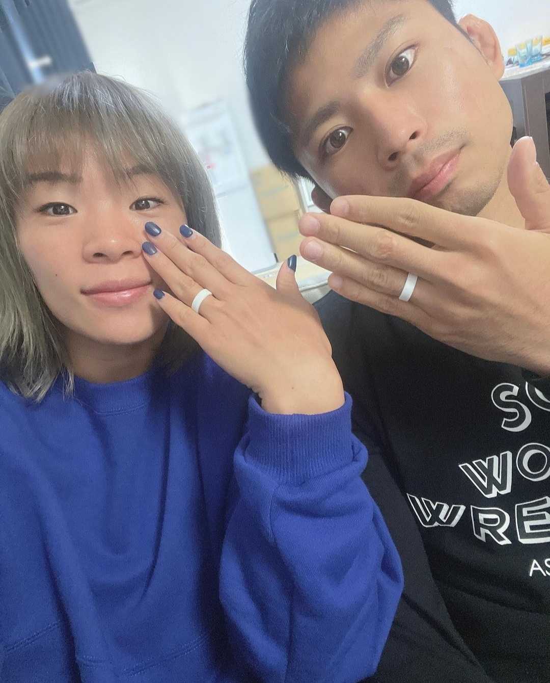 お揃いのシリコンリングをはめて2ショット　©Risako Kawai（本人Instagramより）