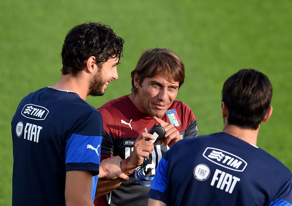 ラノッキアらと談笑するコンテ監督（2015年） ©Getty Images