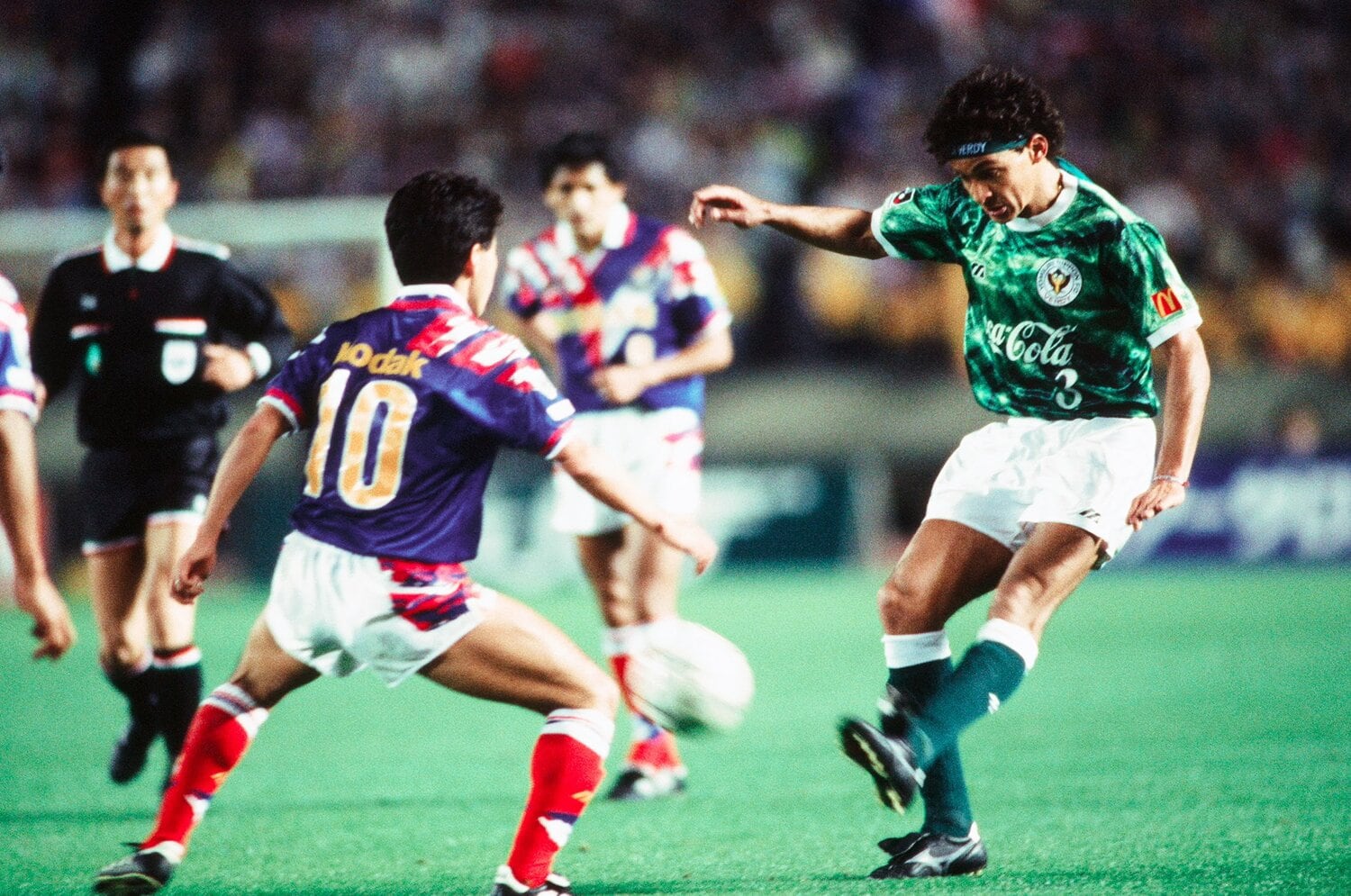 Jリーグ開幕戦、ペレイラと木村和司のマッチアップ　©J.LEAGUE