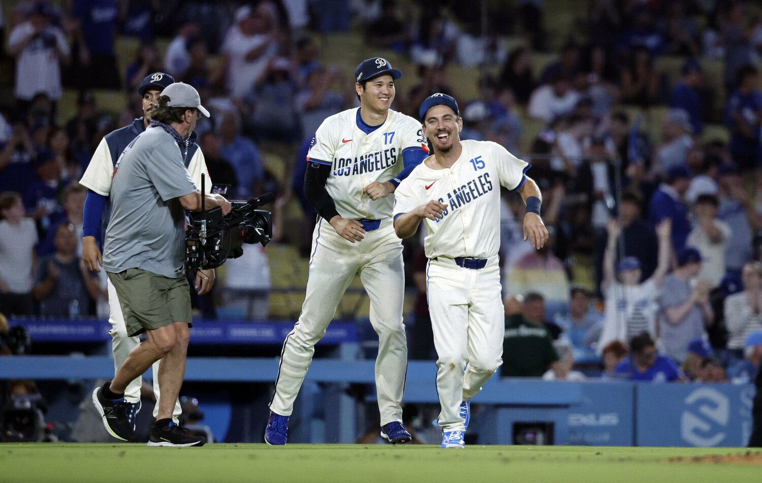 勝利後に捕手のバーンズ（34歳）とじゃれ合う大谷翔平（6月22日、エンゼルス戦）　©Getty Images
