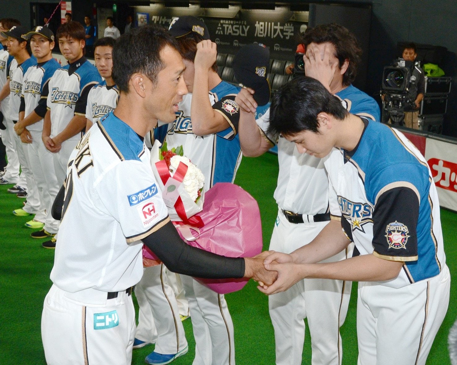 引退セレモニーでガッチリと握手を交わす大谷翔平(右）と木佐貫　©JIJI PRESS