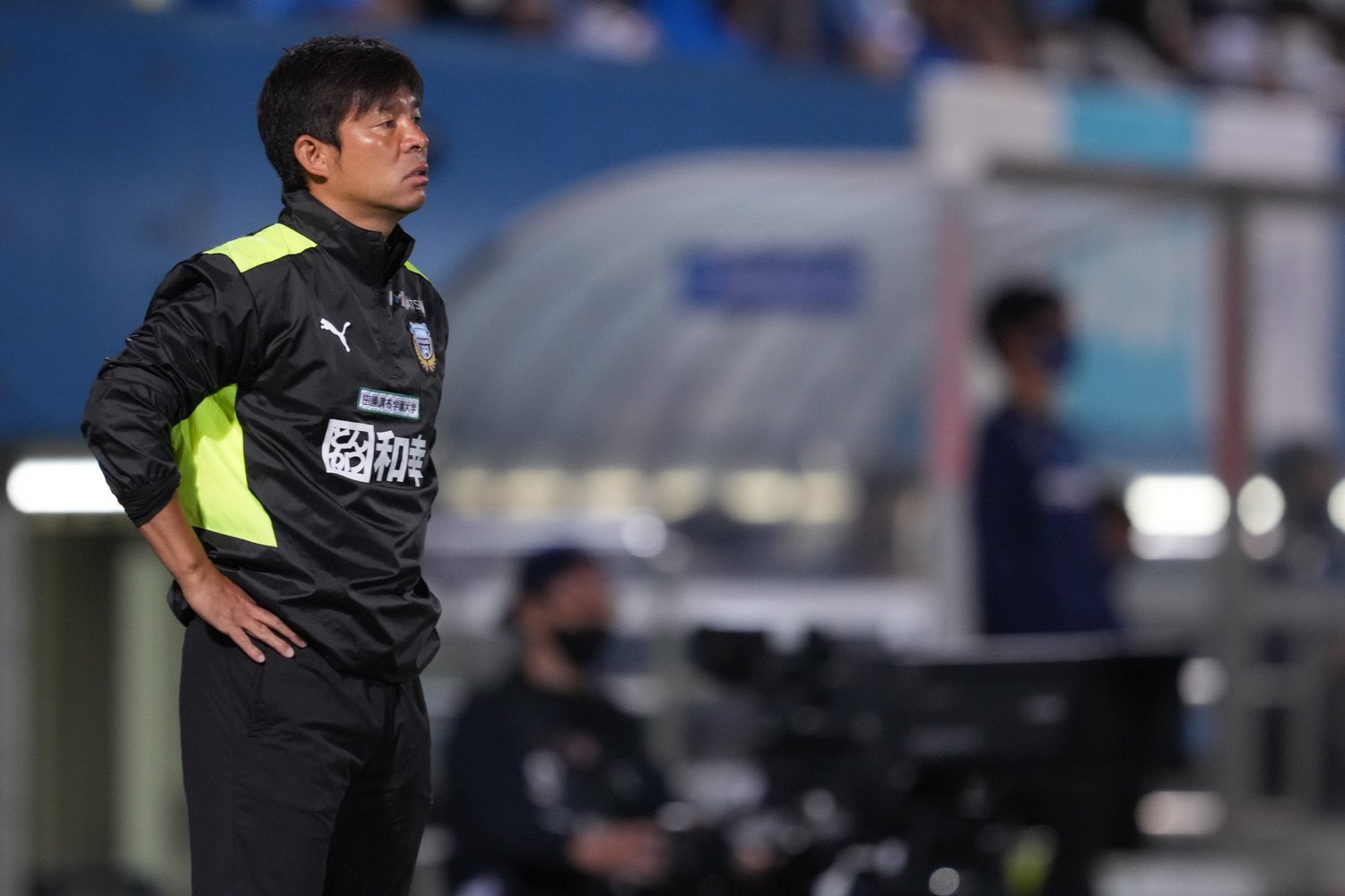 試合中も選手たちに細かい指示を送る川崎フロンターレ鬼木達監督　©J.LEAGUE