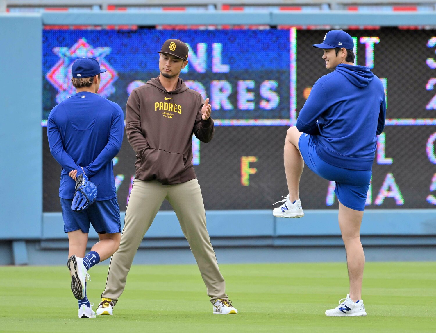 大谷が笑顔で投球の動作をするシーンも　©JIJI PRESS