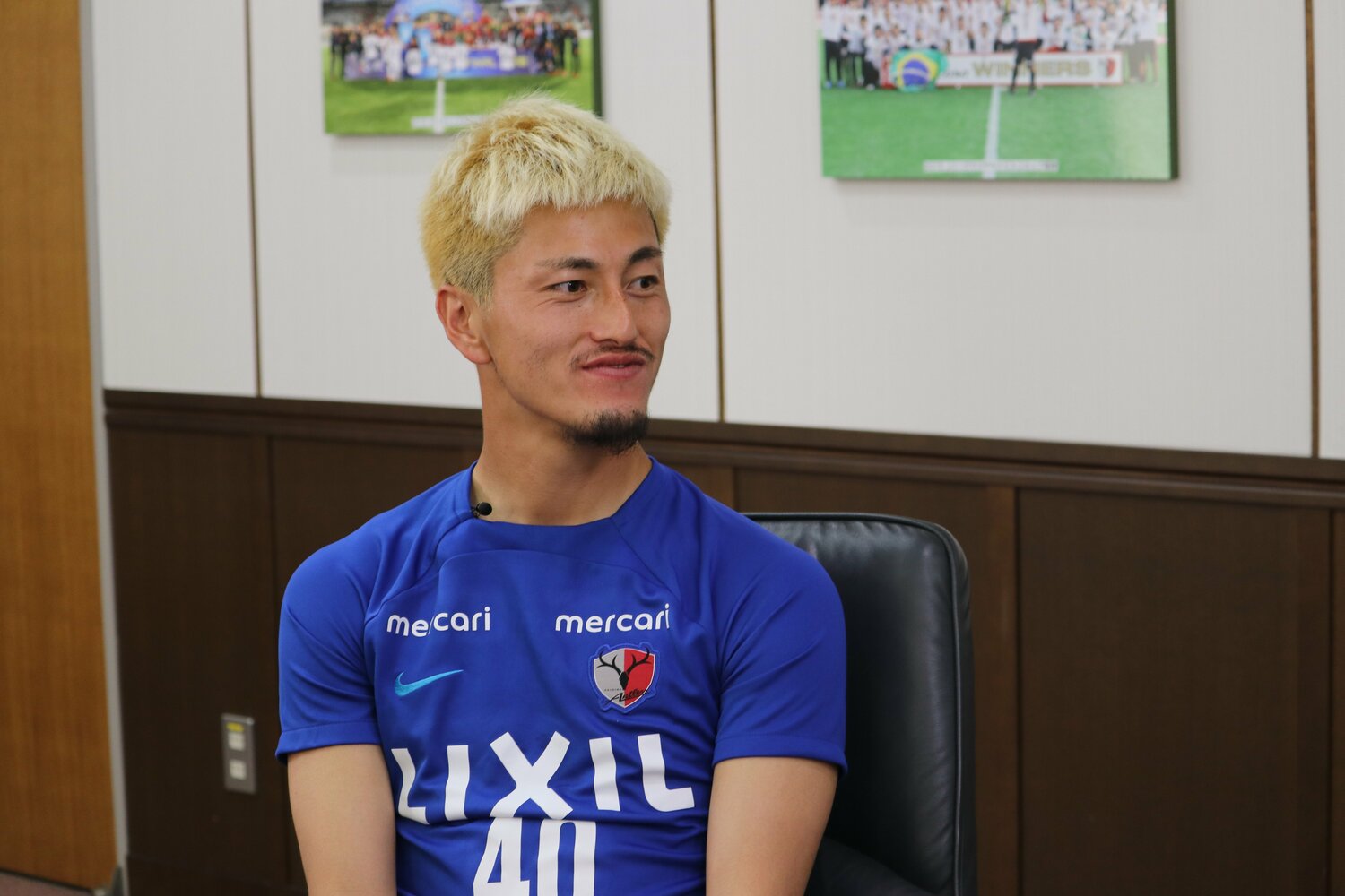 レジェンド蝶野を前にやや緊張した面持ちの鈴木優磨　©︎KASHIMA ANTLERS