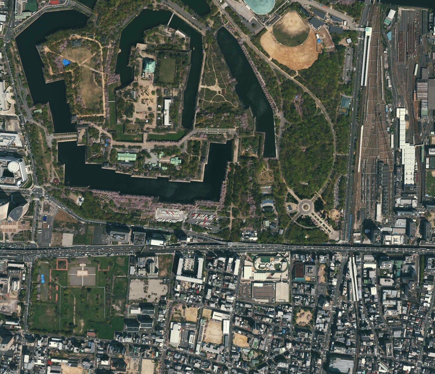 そして、2017年の森ノ宮駅、大阪城（左上）付近の航空写真。球場の跡地に、商業施設「もりのみやキューズモールBASE」ができている　出典：国土地理院の空中写真